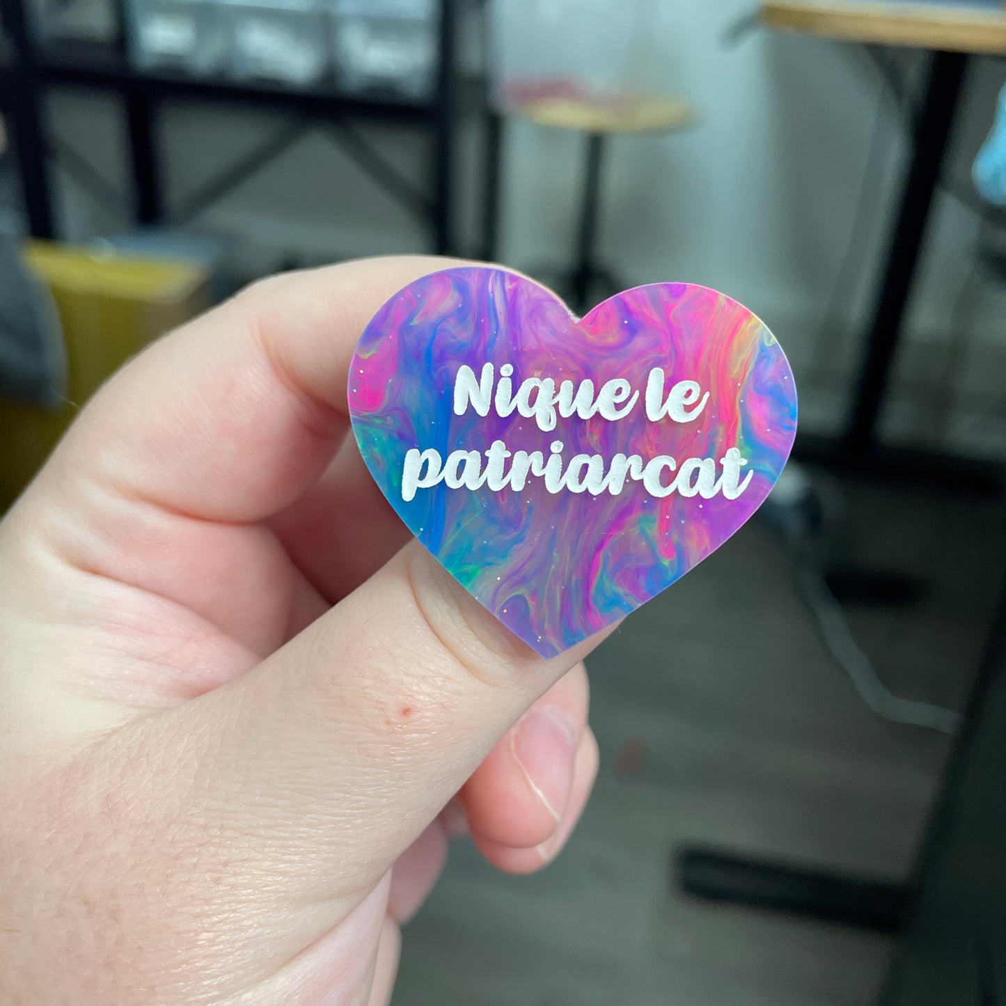 Broche "Nique le patriarcat" en acrylique semi-transparente marbrée multicolore