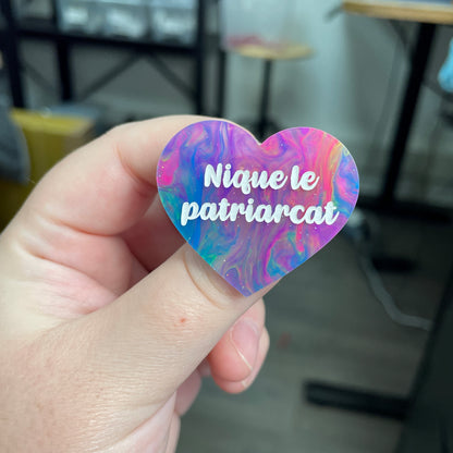 Broche "Nique le patriarcat" en acrylique semi-transparente marbrée multicolore
