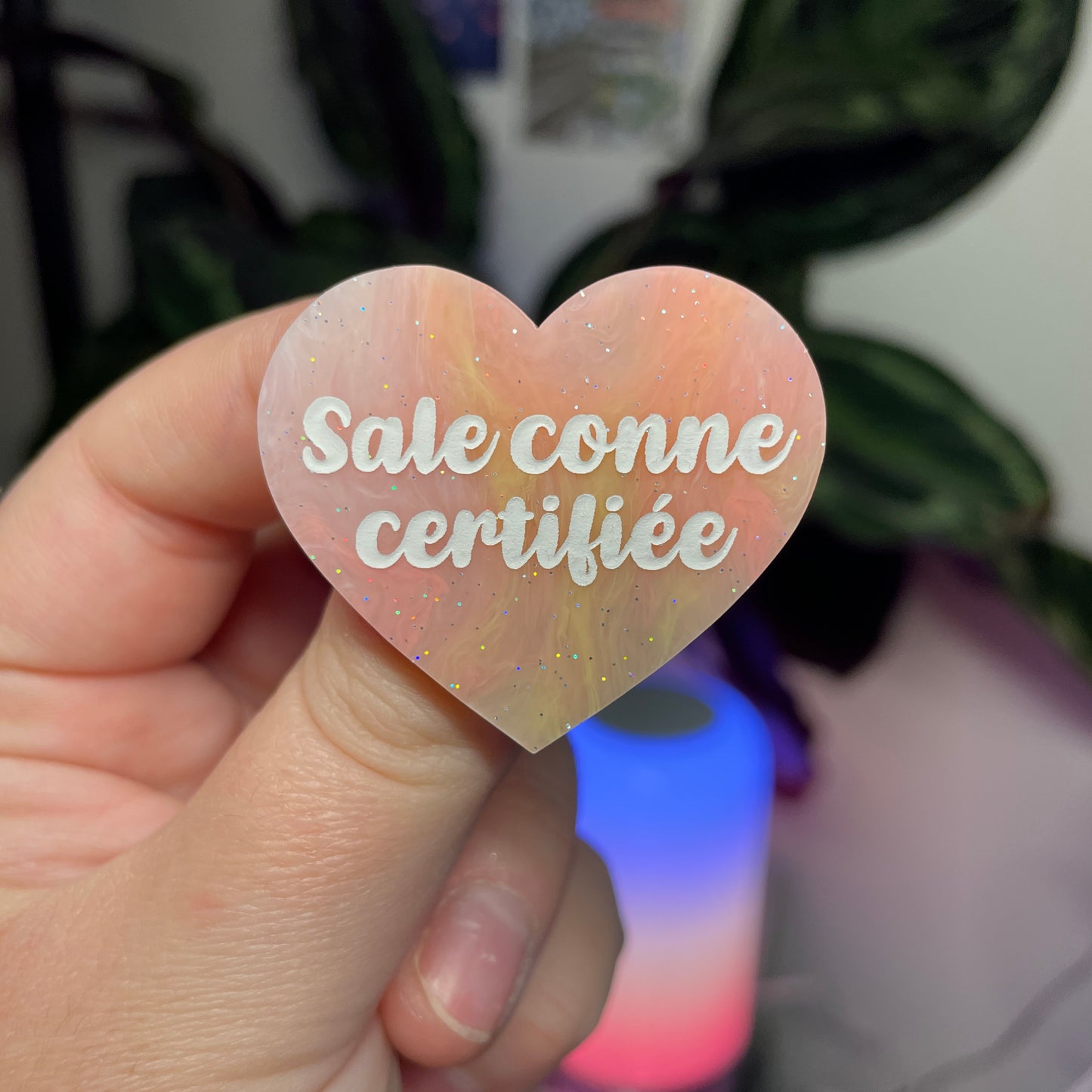 Broche "Sale conne certifiée" en acrylique marbrée corail, orange et jaune