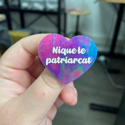 Broche "Nique le patriarcat" en acrylique semi-transparente marbrée multicolore