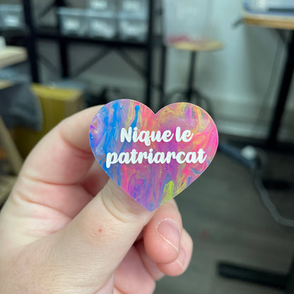 Broche "Nique le patriarcat" en acrylique semi-transparente marbrée multicolore