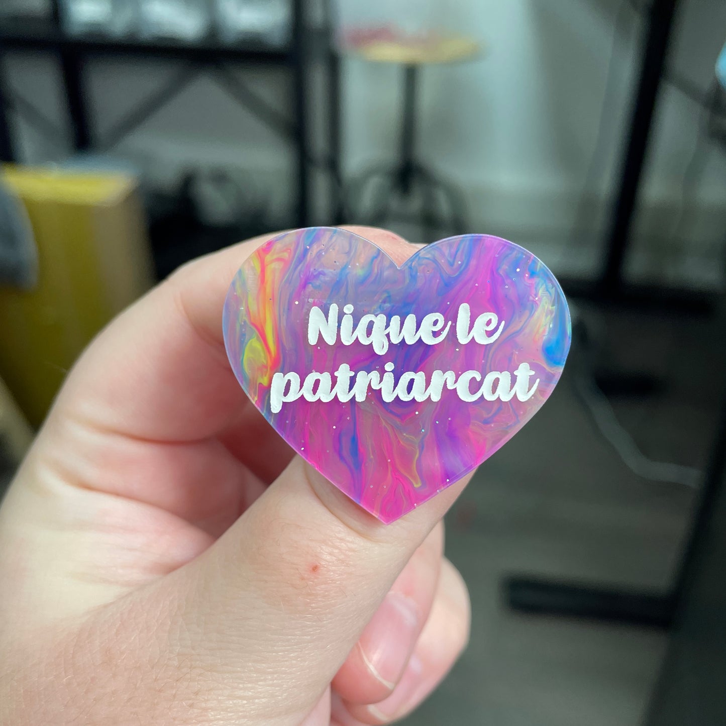 Broche "Nique le patriarcat" en acrylique semi-transparente marbrée multicolore