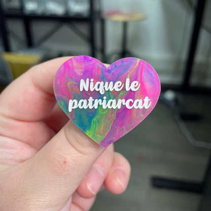 Broche "Nique le patriarcat" en acrylique semi-transparente marbrée multicolore