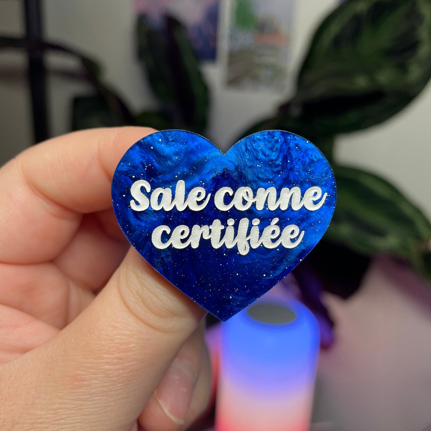 Broche "Sale conne certifiée" en acrylique marbrée bleue à paillettes