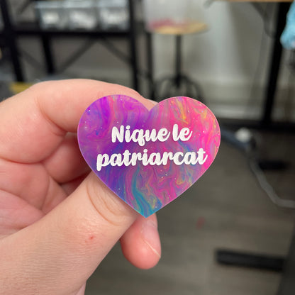 Broche "Nique le patriarcat" en acrylique semi-transparente marbrée multicolore