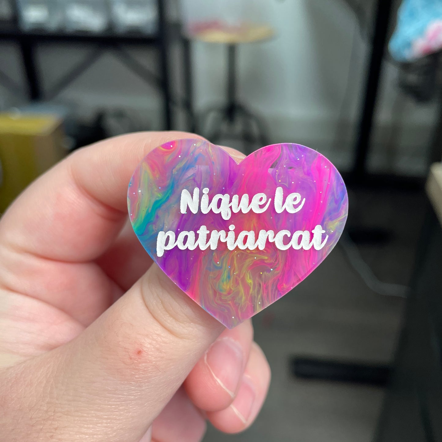 Broche "Nique le patriarcat" en acrylique semi-transparente marbrée multicolore
