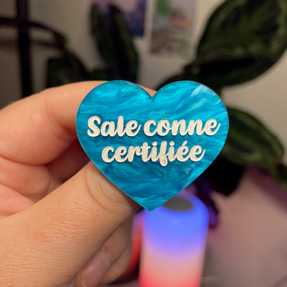 Broche "Sale conne certifiée" en acrylique marbrée bleue
