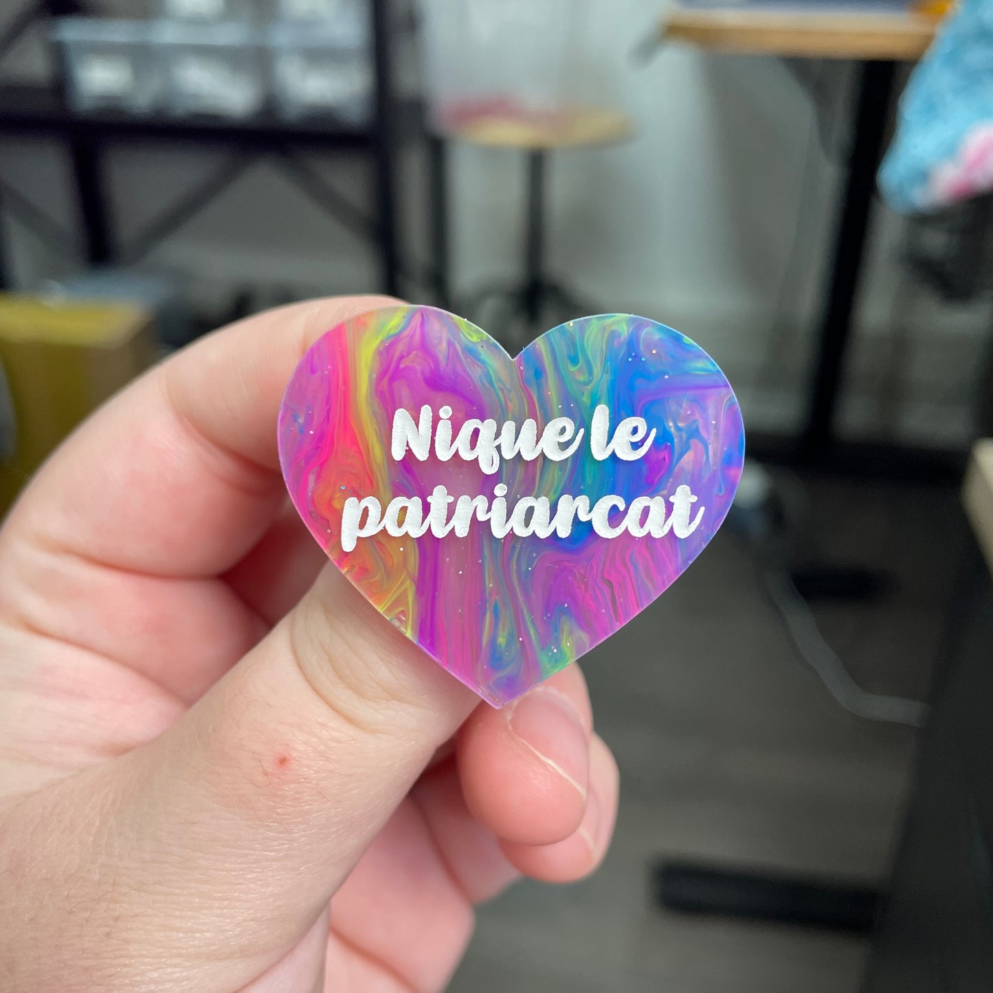 Broche "Nique le patriarcat" en acrylique semi-transparente marbrée multicolore