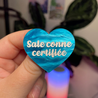 Broche "Sale conne certifiée" en acrylique marbrée bleue