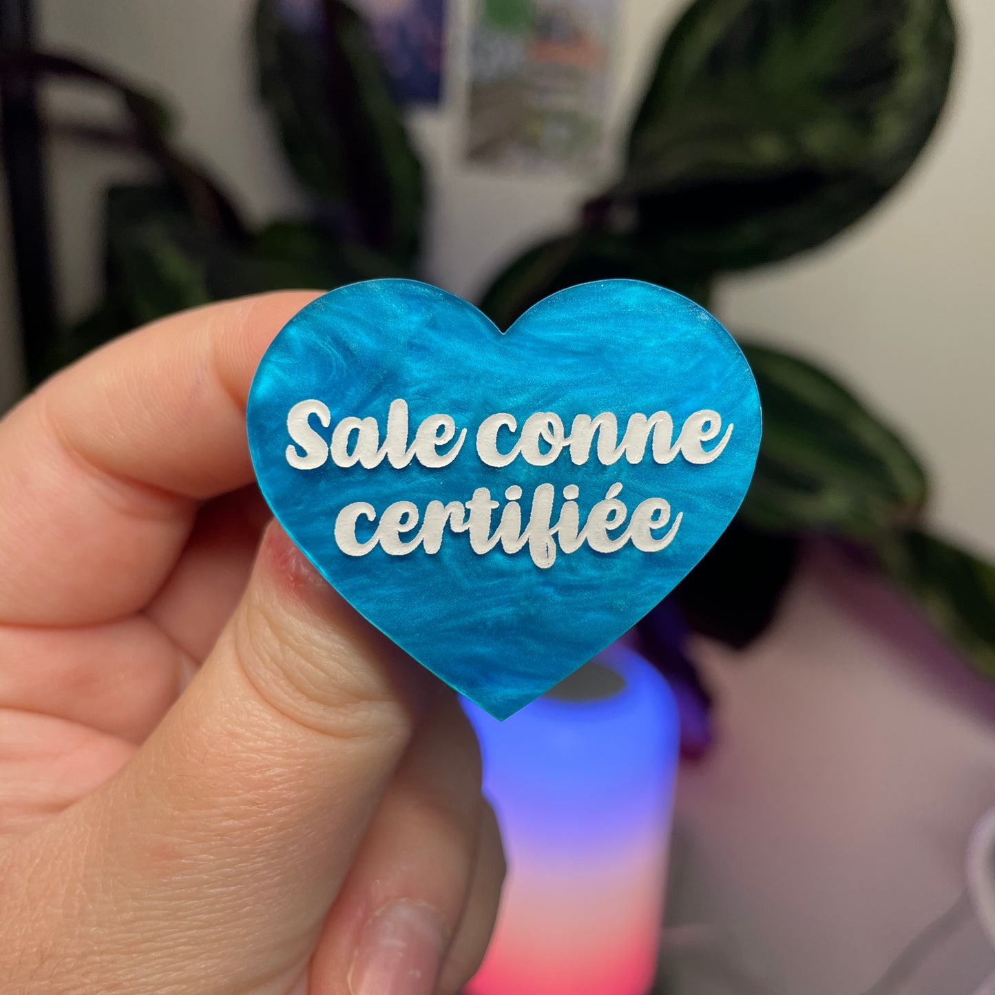 Broche "Sale conne certifiée" en acrylique marbrée bleue