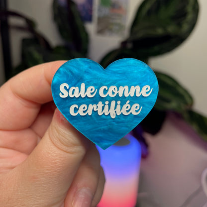 Broche "Sale conne certifiée" en acrylique marbrée bleue