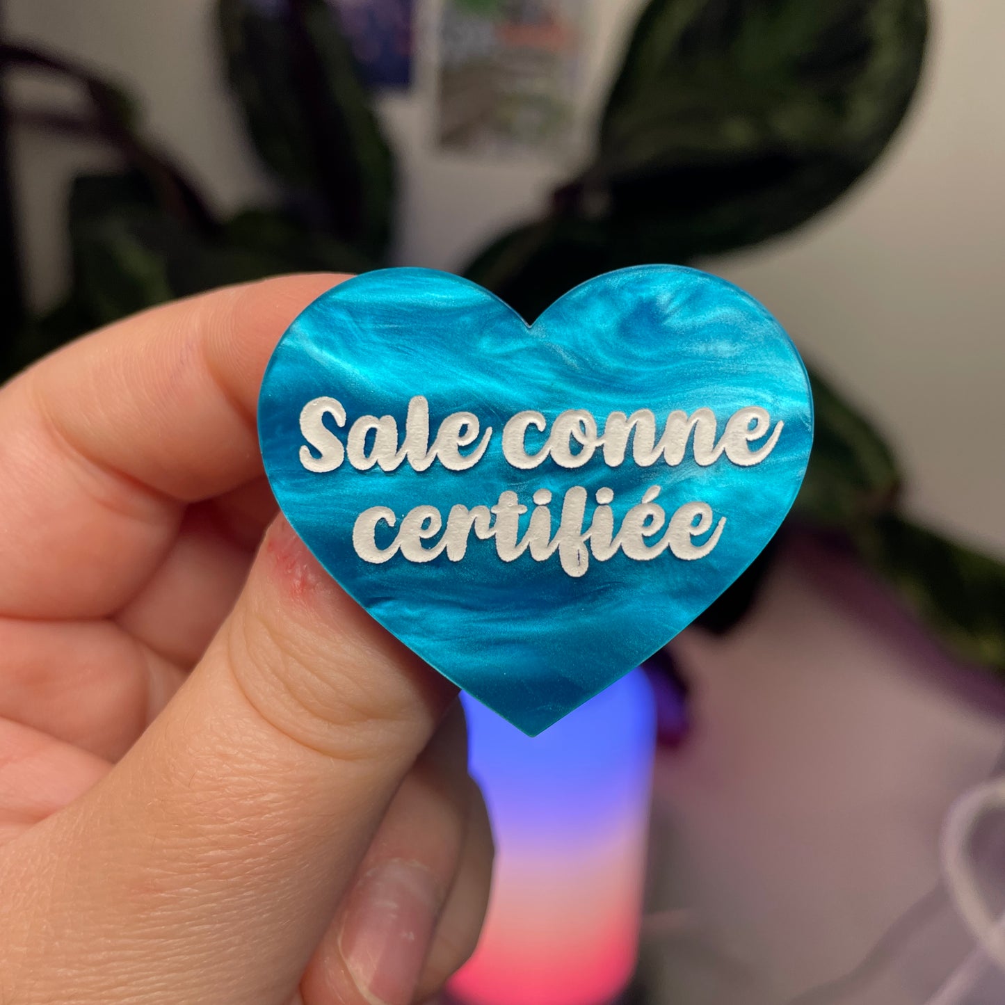Broche "Sale conne certifiée" en acrylique marbrée bleue