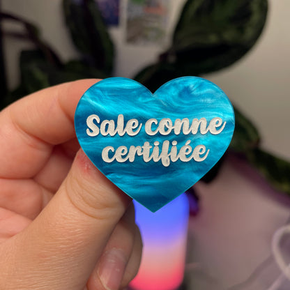 Broche "Sale conne certifiée" en acrylique marbrée bleue