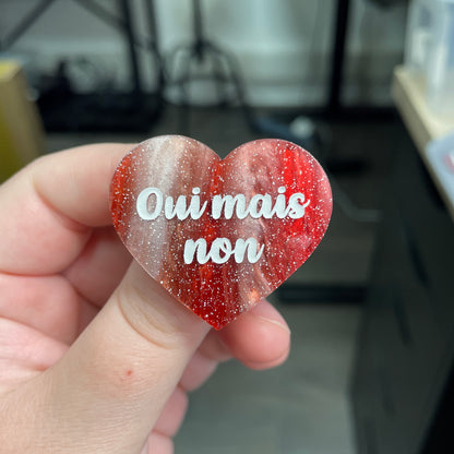 Broche "Oui mais non" en acrylique marbrée rouge, marron et blanche à paillettes