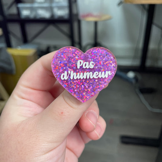 Broche "Pas d'humeur" en acrylique à paillettes violettes