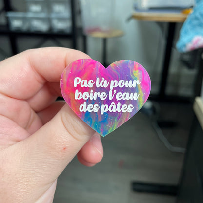 Broche "Pas là pour boire l'eau des pâtes" en acrylique semi-transparente marbrée multicolore