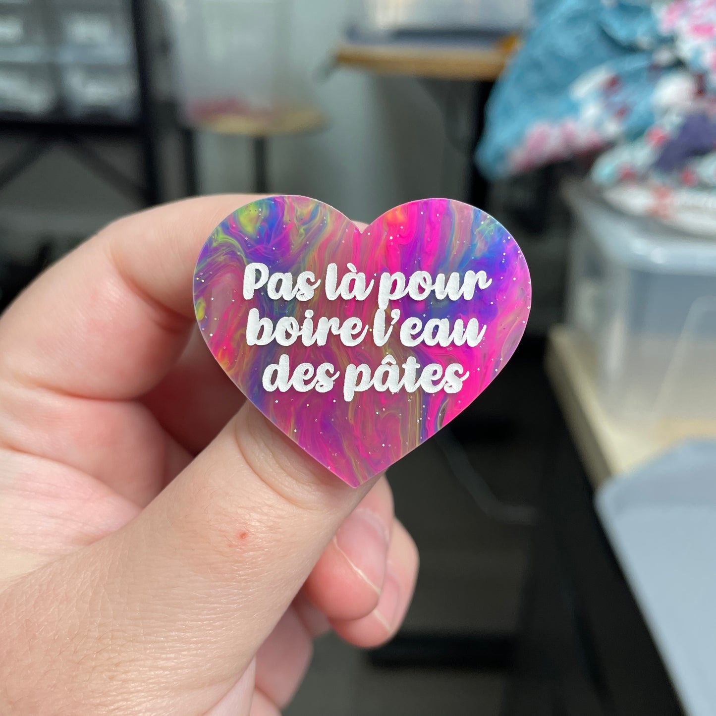 Broche "Pas là pour boire l'eau des pâtes" en acrylique semi-transparente marbrée multicolore