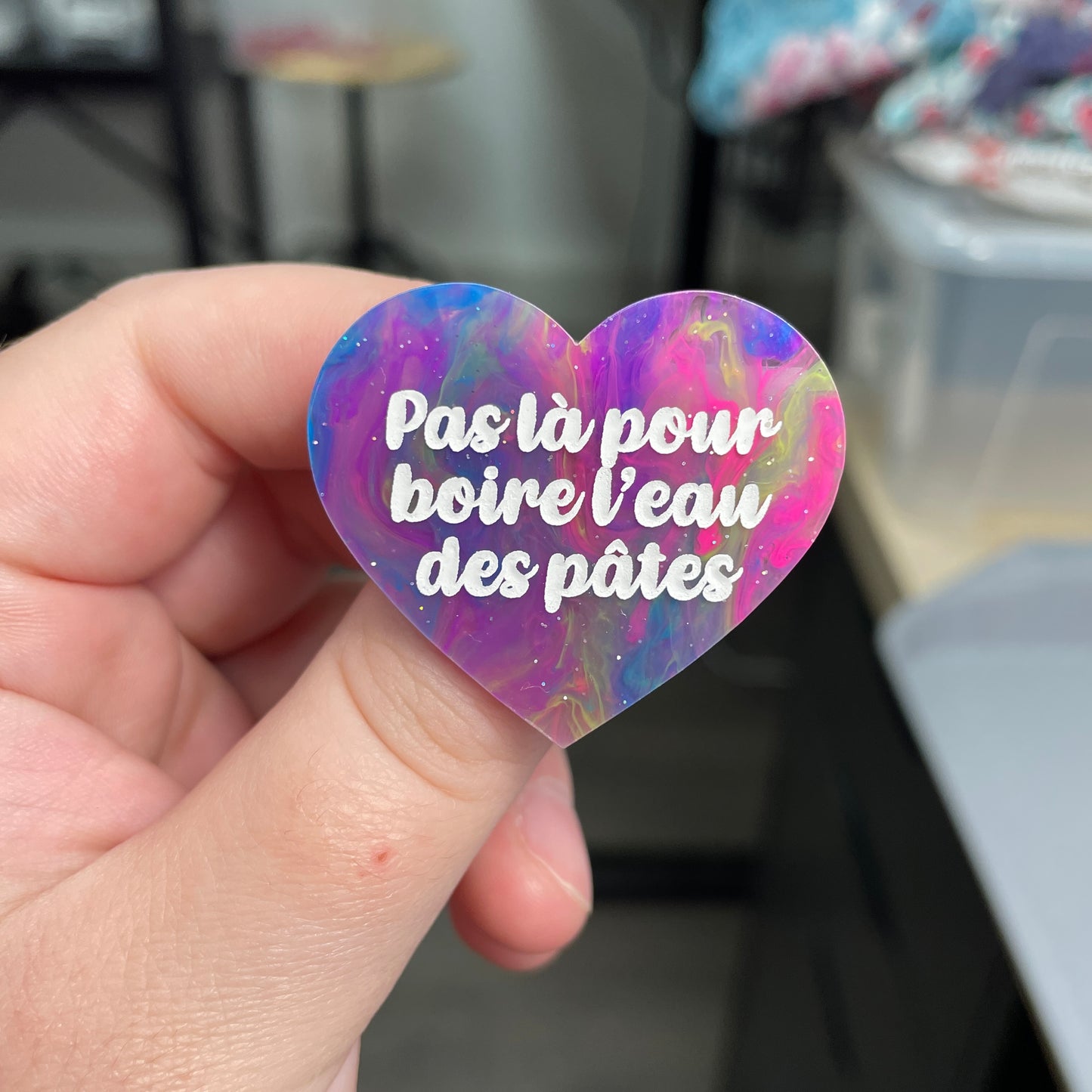 Broche "Pas là pour boire l'eau des pâtes" en acrylique semi-transparente marbrée multicolore