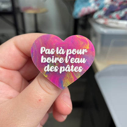 Broche "Pas là pour boire l'eau des pâtes" en acrylique semi-transparente marbrée multicolore