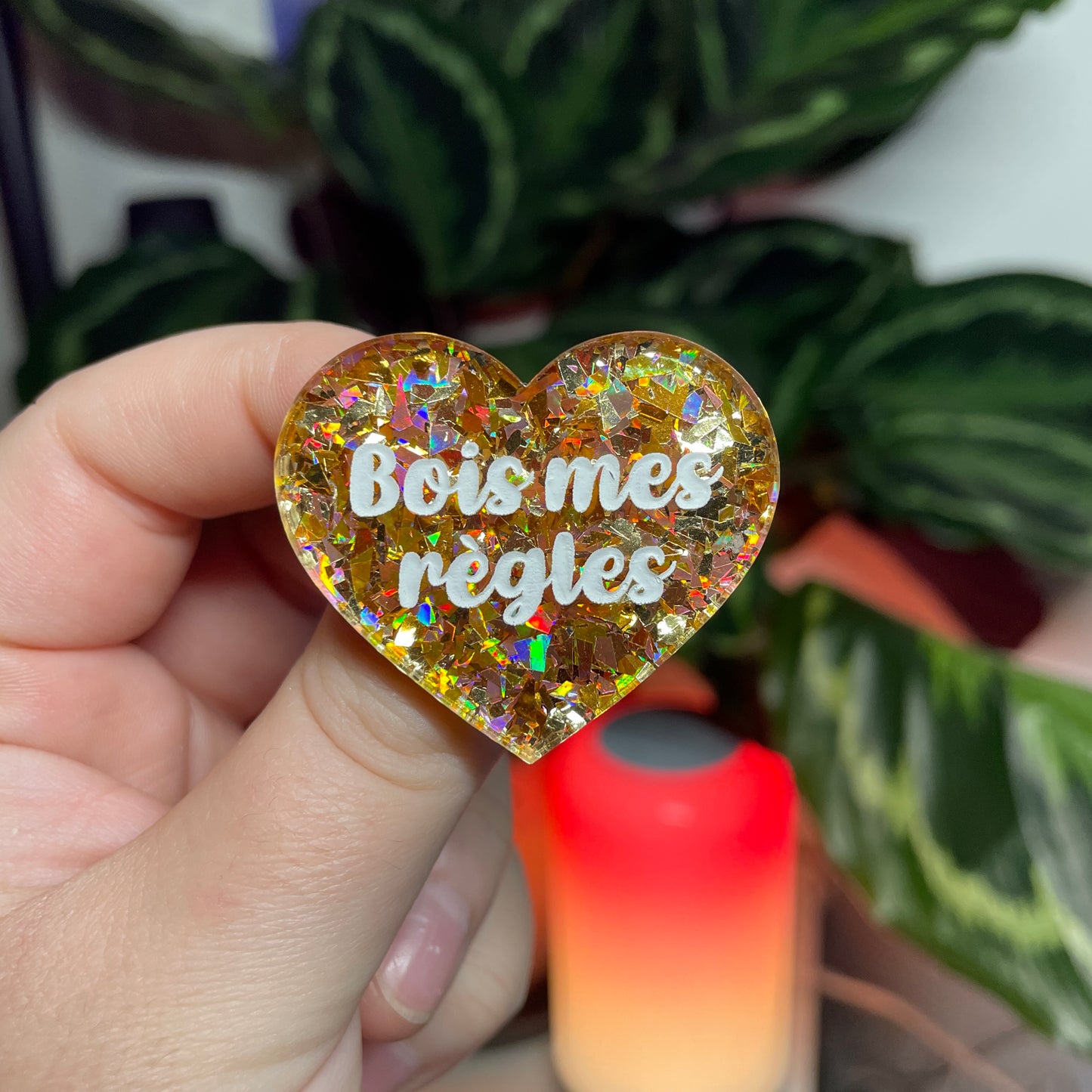 [CONTRÔLE TECHNIQUE] Broche "Bois mes règles" en acrylique transparente avec des confettis jaunes