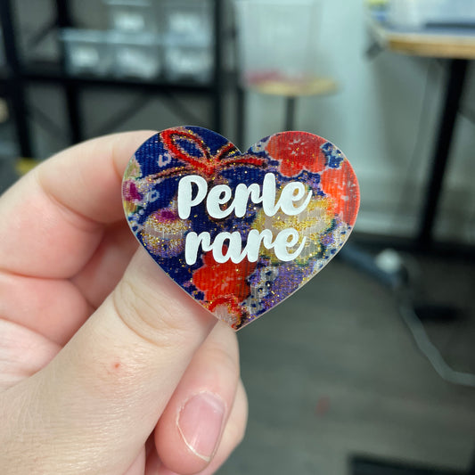Broche "Perle rare" en acrylique japonaise avec du tissu à paillettes