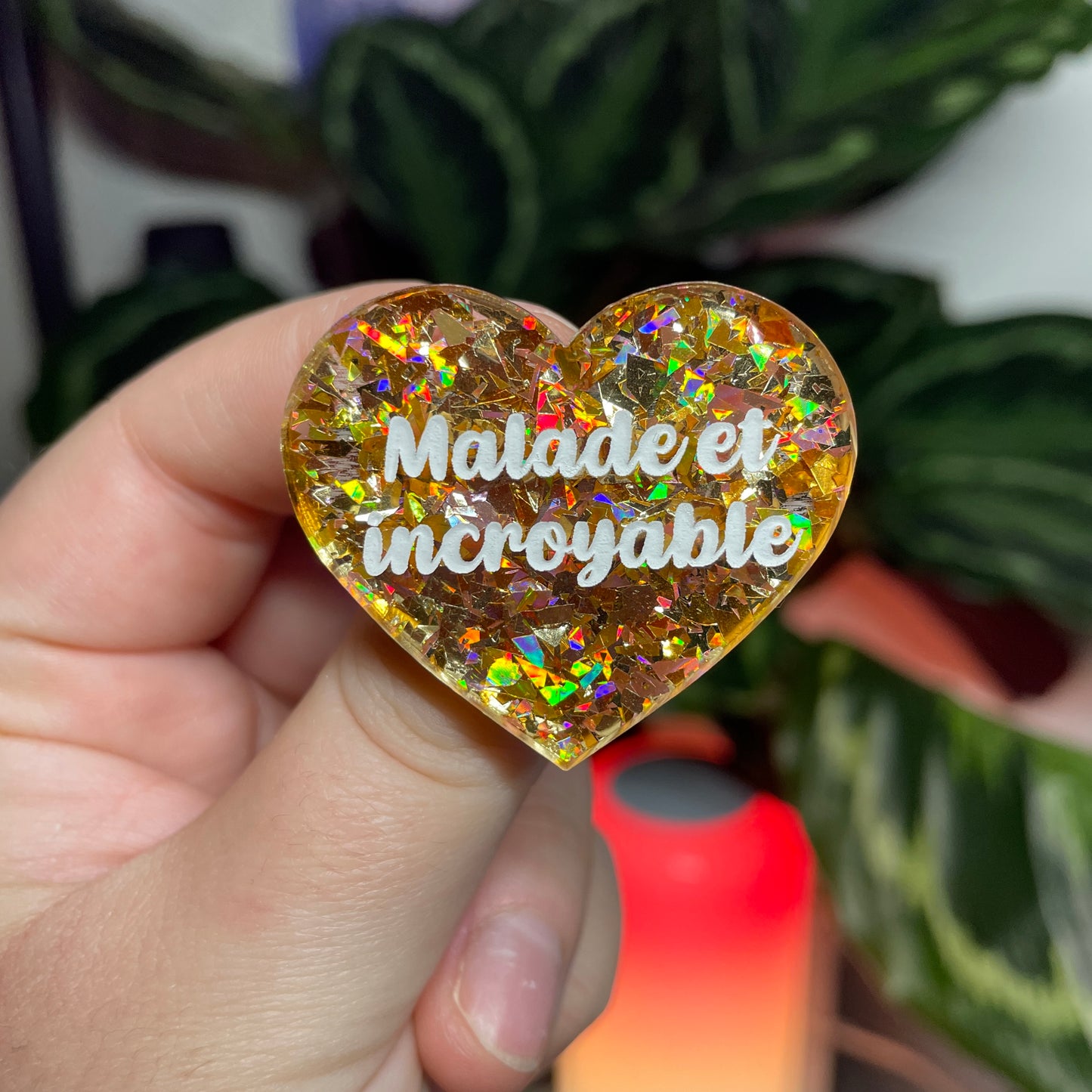[CONTRÔLE TECHNIQUE] Broche "Malade et incroyable" en acrylique transparente avec des confettis jaunes