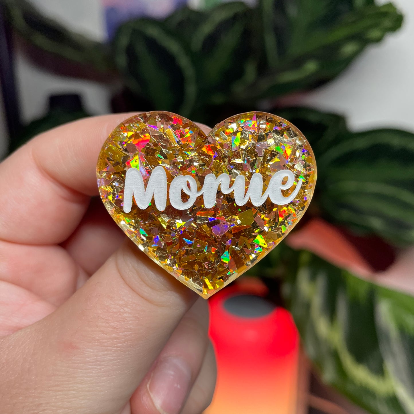 [CONTRÔLE TECHNIQUE] Broche "Morue" en acrylique transparente avec des confettis jaunes