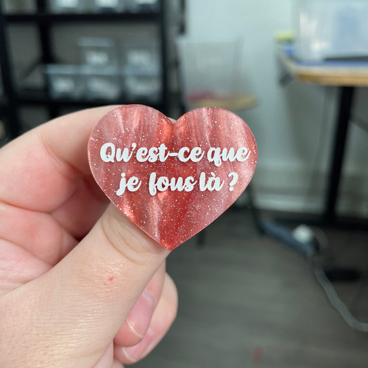 Broche "Qu'est-ce que je fous là ?" en acrylique marbrée rouge, blanche et marron à paillettes