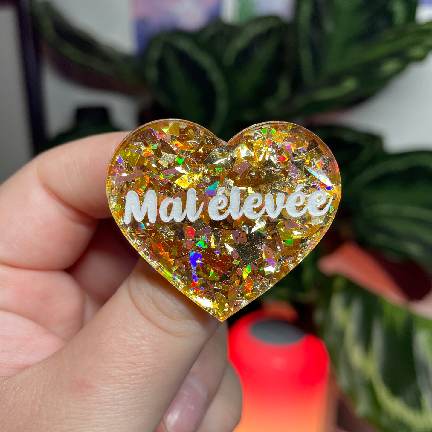 [CONTRÔLE TECHNIQUE] Broche "Mal élevée" en acrylique transparente avec des confettis jaunes