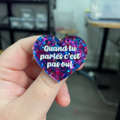 Broche "Quand tu parles c'est pas ouf" en acrylique transparente à gros confettis bleus et violets/roses