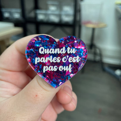 Broche "Quand tu parles c'est pas ouf" en acrylique transparente à gros confettis bleus et violets/roses