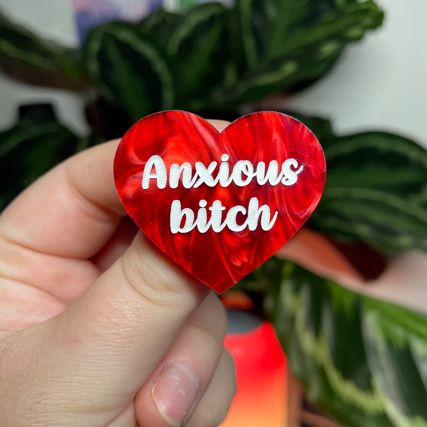 [CONTRÔLE TECHNIQUE] Broche "Anxious bitch" en acrylique marbrée rouge