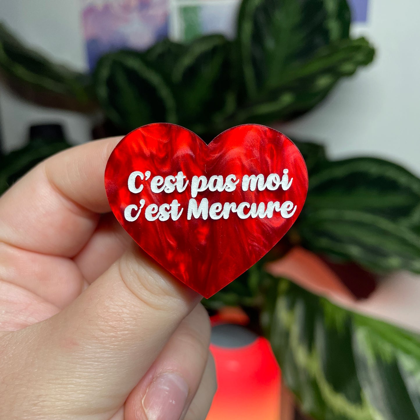 [CONTRÔLE TECHNIQUE] Broche "C'est pas moi c'est Mercure" en acrylique marbrée rouge