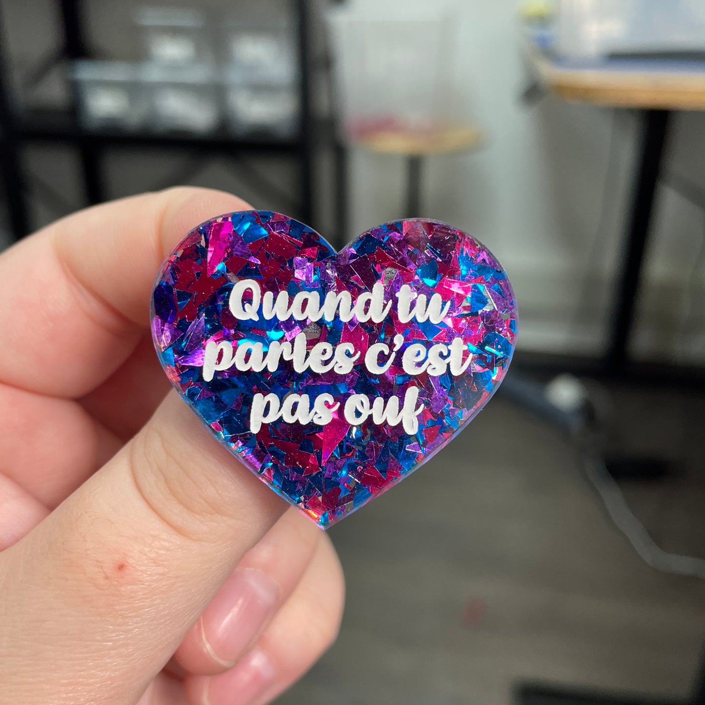 Broche "Quand tu parles c'est pas ouf" en acrylique transparente à gros confettis bleus et violets/roses