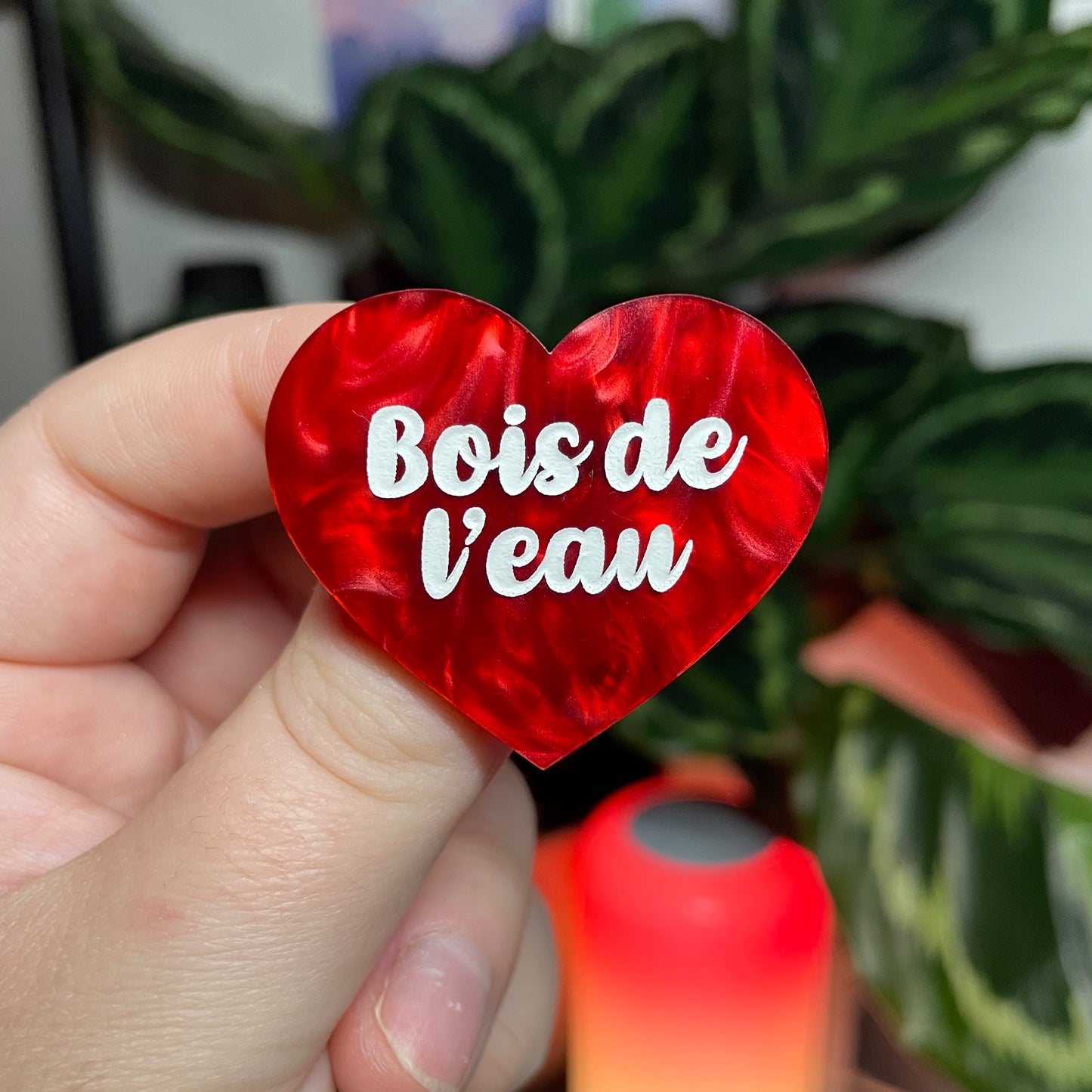 [CONTRÔLE TECHNIQUE] Broche "Bois de l'eau" en acrylique marbrée rouge