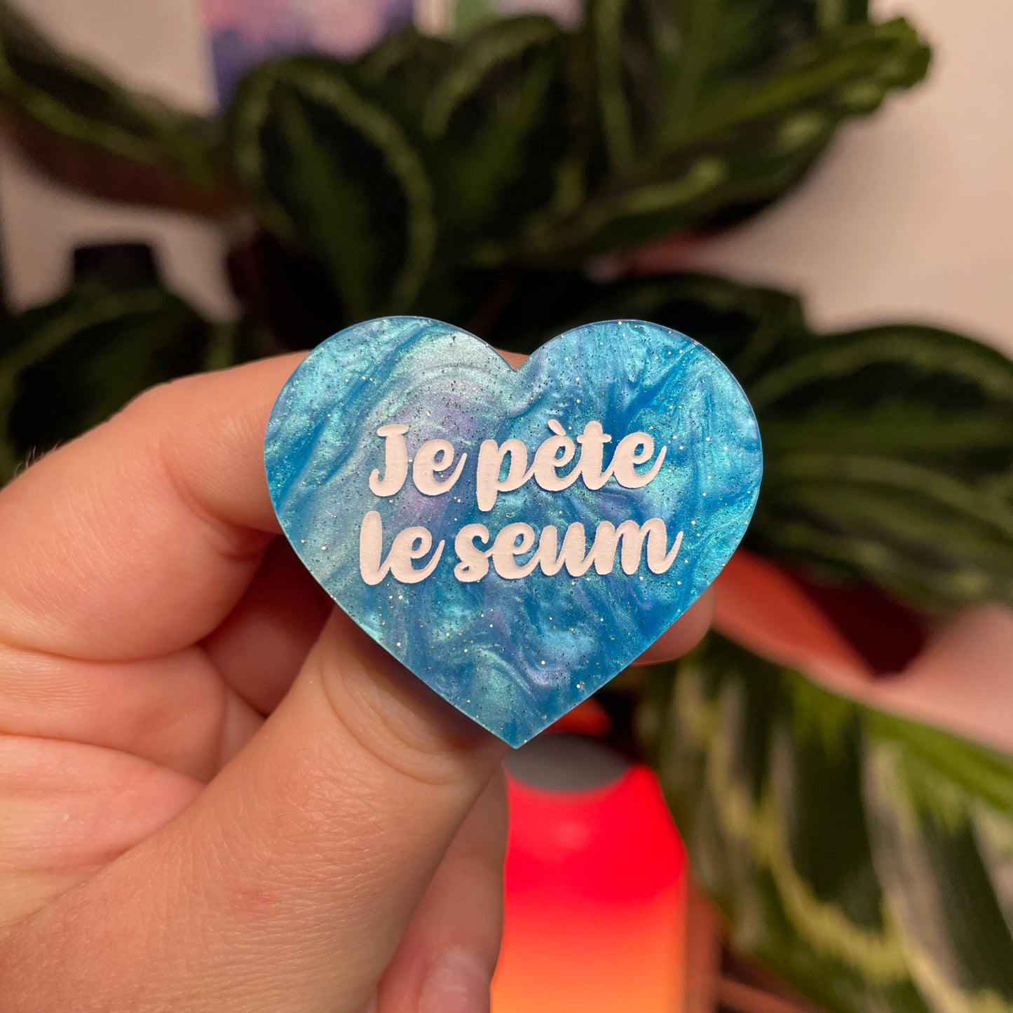 [CONTRÔLE TECHNIQUE] Broche "Je pète le seum" en acrylique marbrée bleue à paillettes