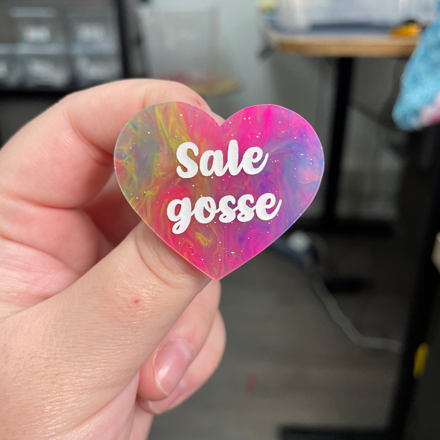 Broche "Sale gosse" en acrylique semi-transparente marbrée multicolore