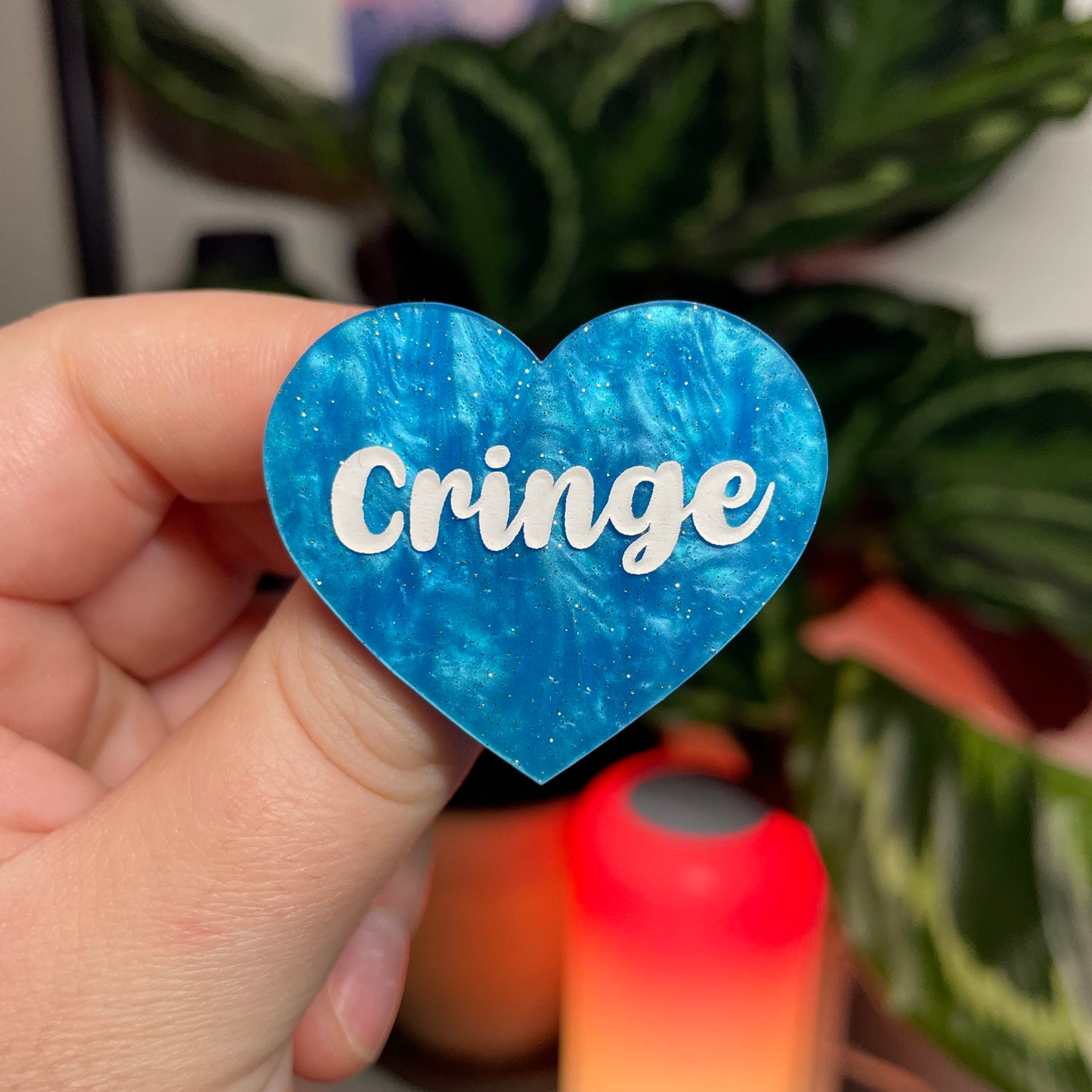 [CONTRÔLE TECHNIQUE] Broche "Cringe" en acrylique marbrée bleue à paillettes
