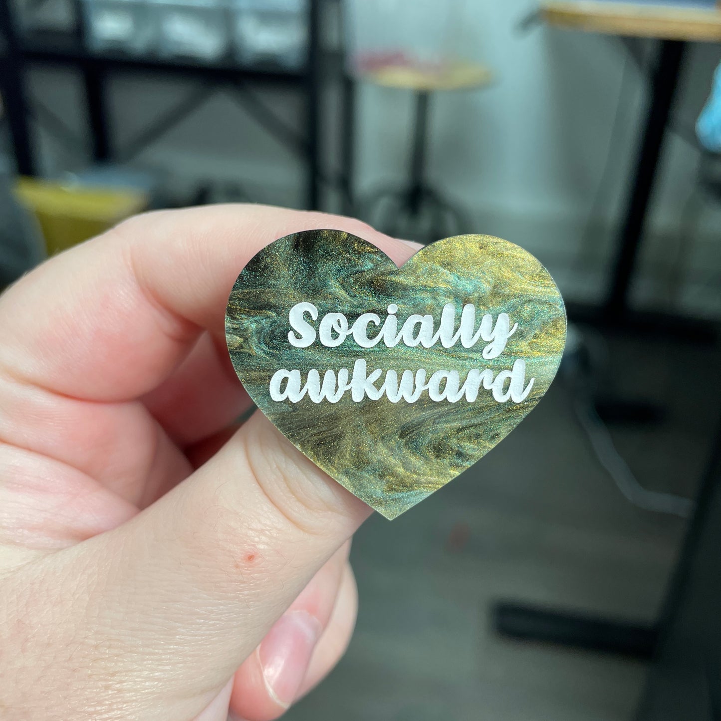 Broche "Socially awkward" en acrylique marbrée verte, noire et dorée