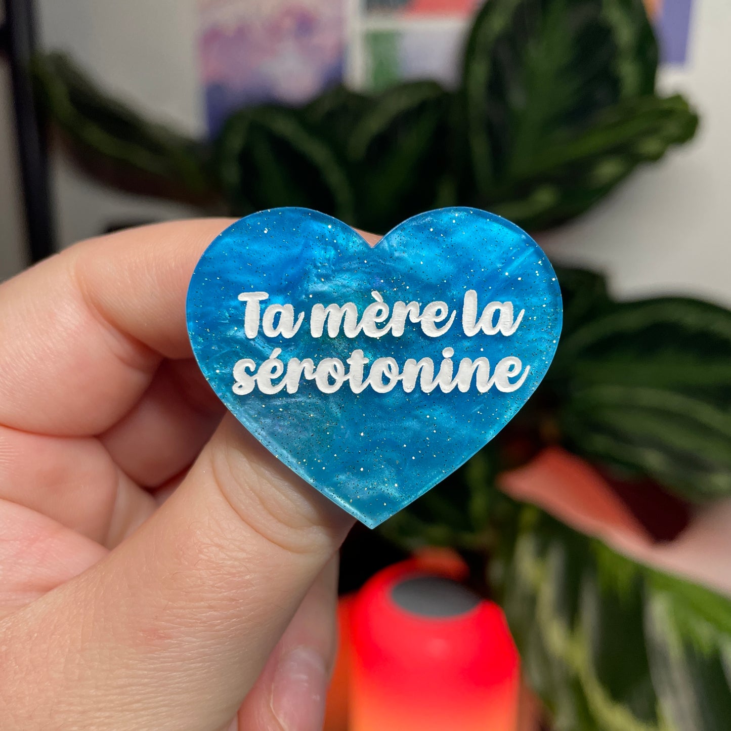 [CONTRÔLE TECHNIQUE] Broche "Ta mère la sérotonine" en acrylique marbrée bleue à paillettes