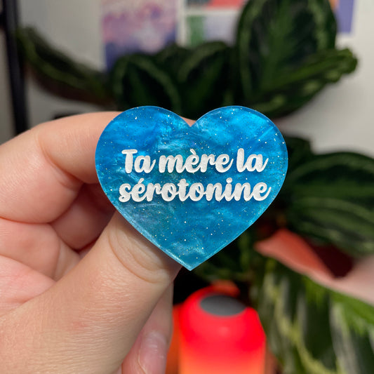 [CONTRÔLE TECHNIQUE] Broche "Ta mère la sérotonine" en acrylique marbrée bleue à paillettes