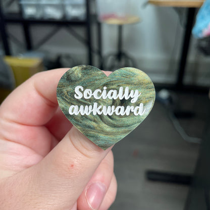 Broche "Socially awkward" en acrylique marbrée verte, noire et dorée