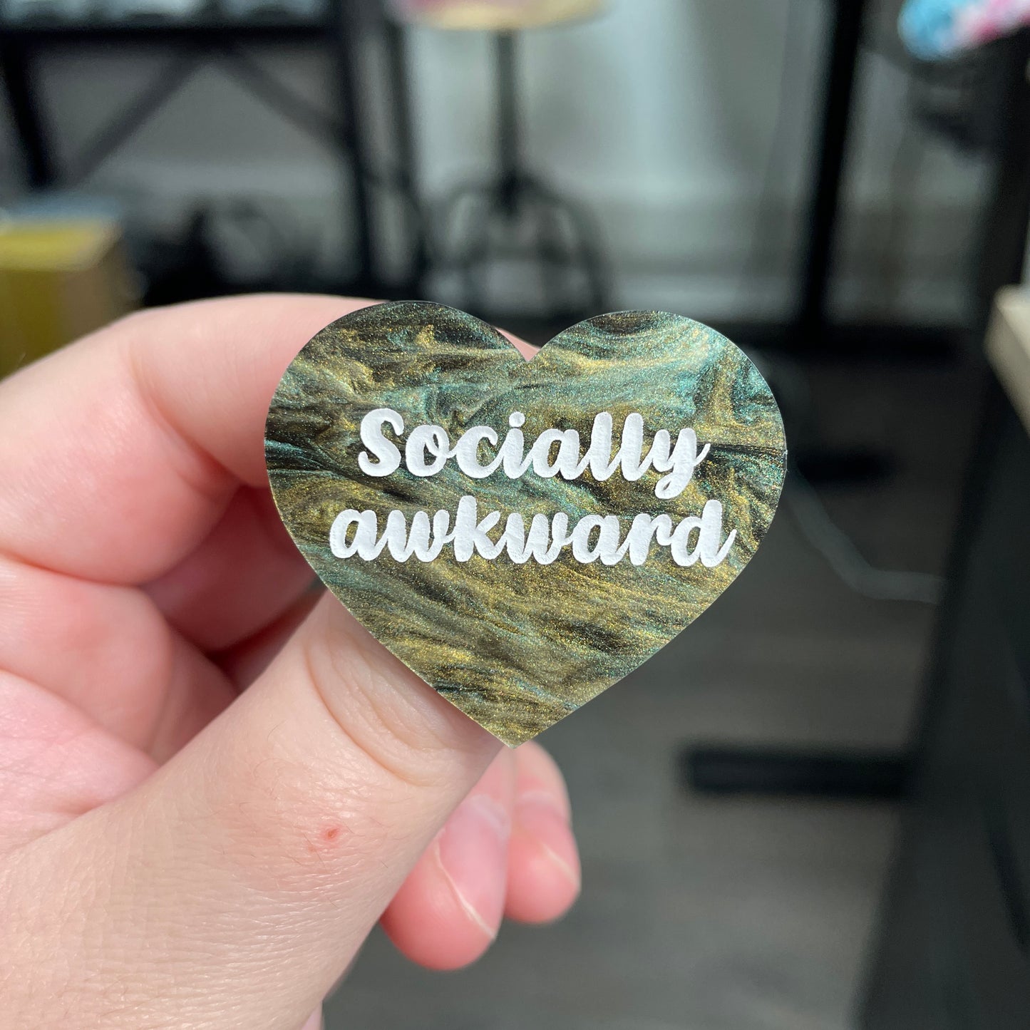 Broche "Socially awkward" en acrylique marbrée verte, noire et dorée
