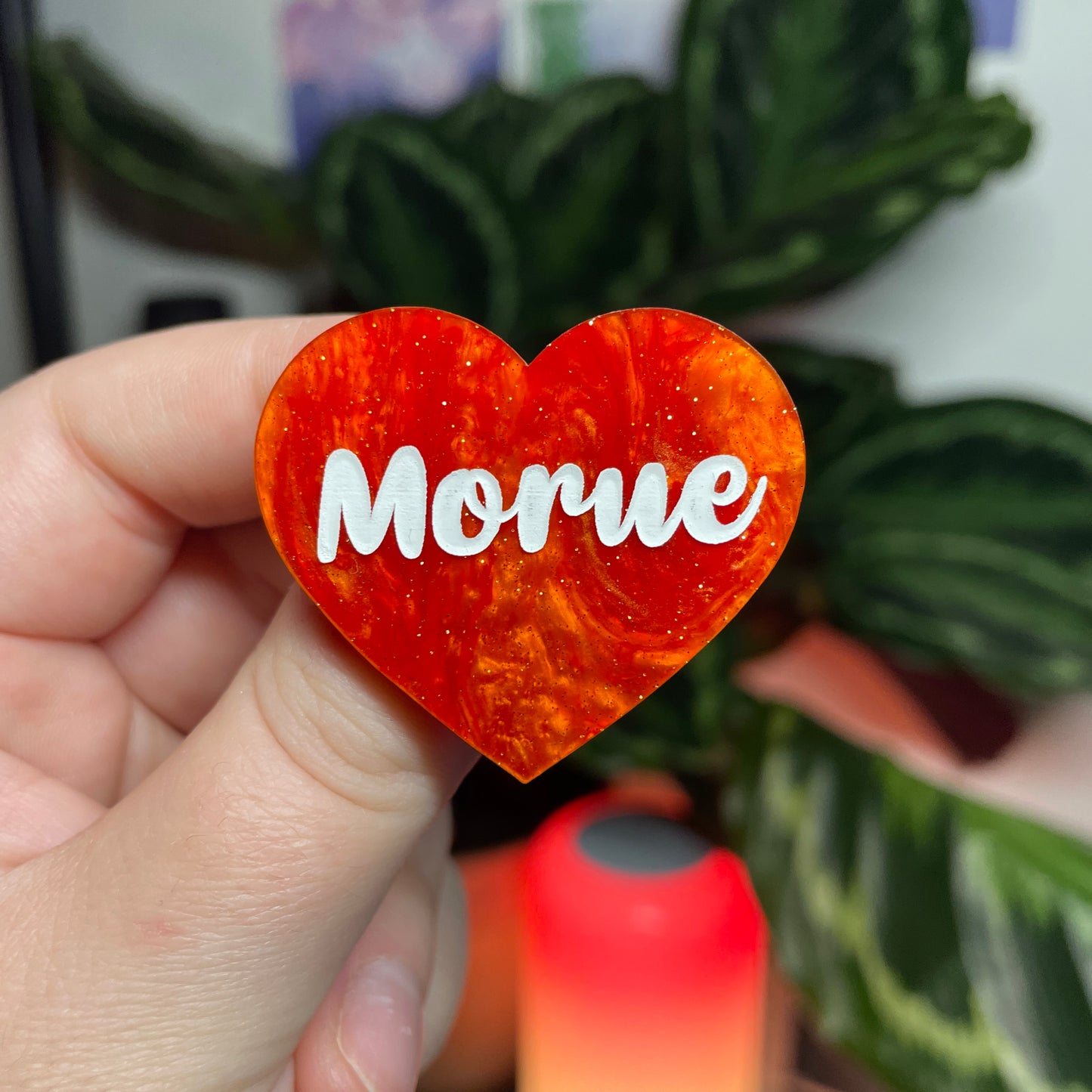 [CONTRÔLE TECHNIQUE] Broche "Morue" en acrylique marbrée orange à paillettes