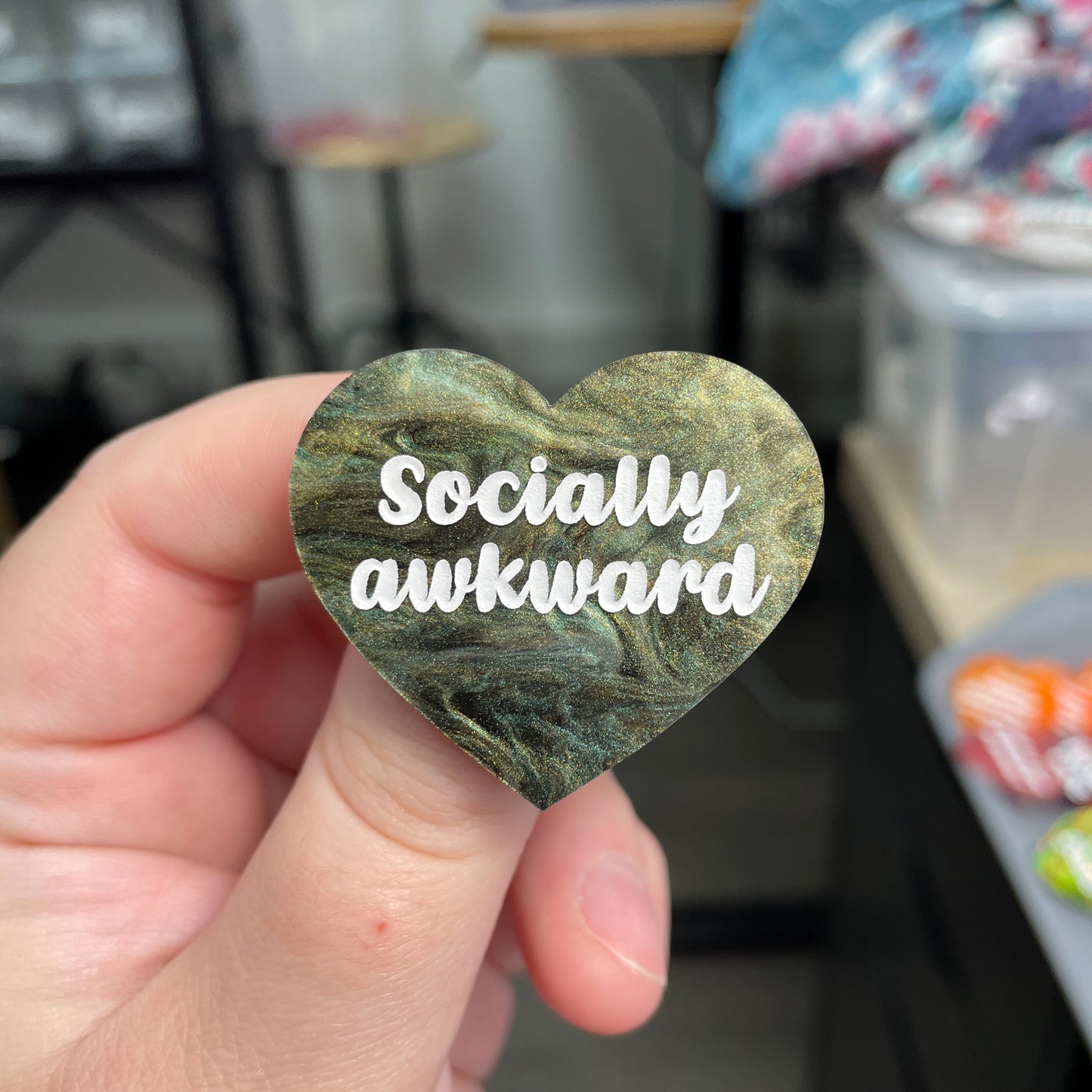Broche "Socially awkward" en acrylique marbrée verte, noire et dorée