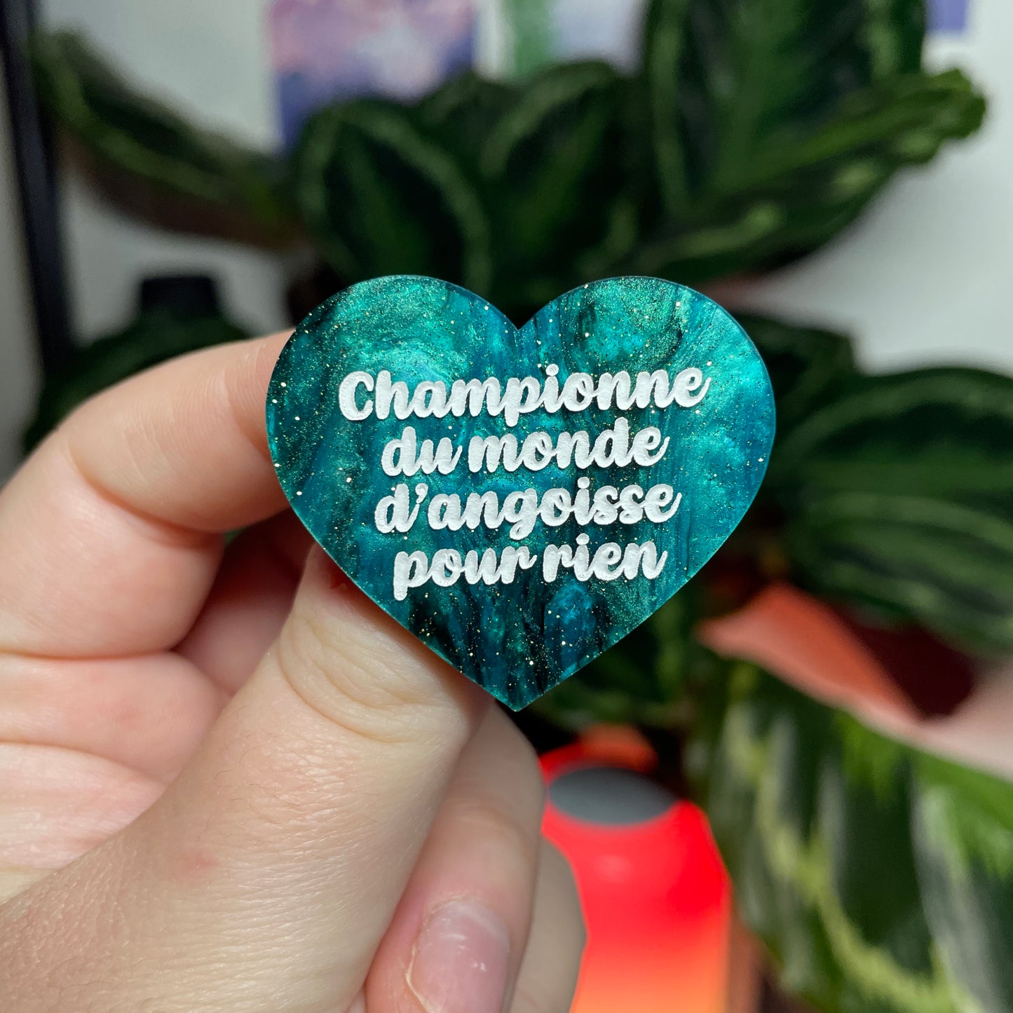 [CONTRÔLE TECHNIQUE] Broche "Championne du monde d'angoisse pour rien" en acrylique marbrée verte et noire à paillettes