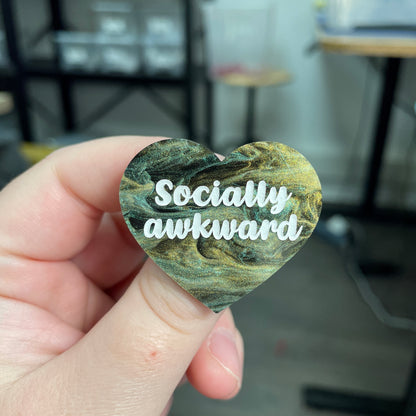 Broche "Socially awkward" en acrylique marbrée verte, noire et dorée