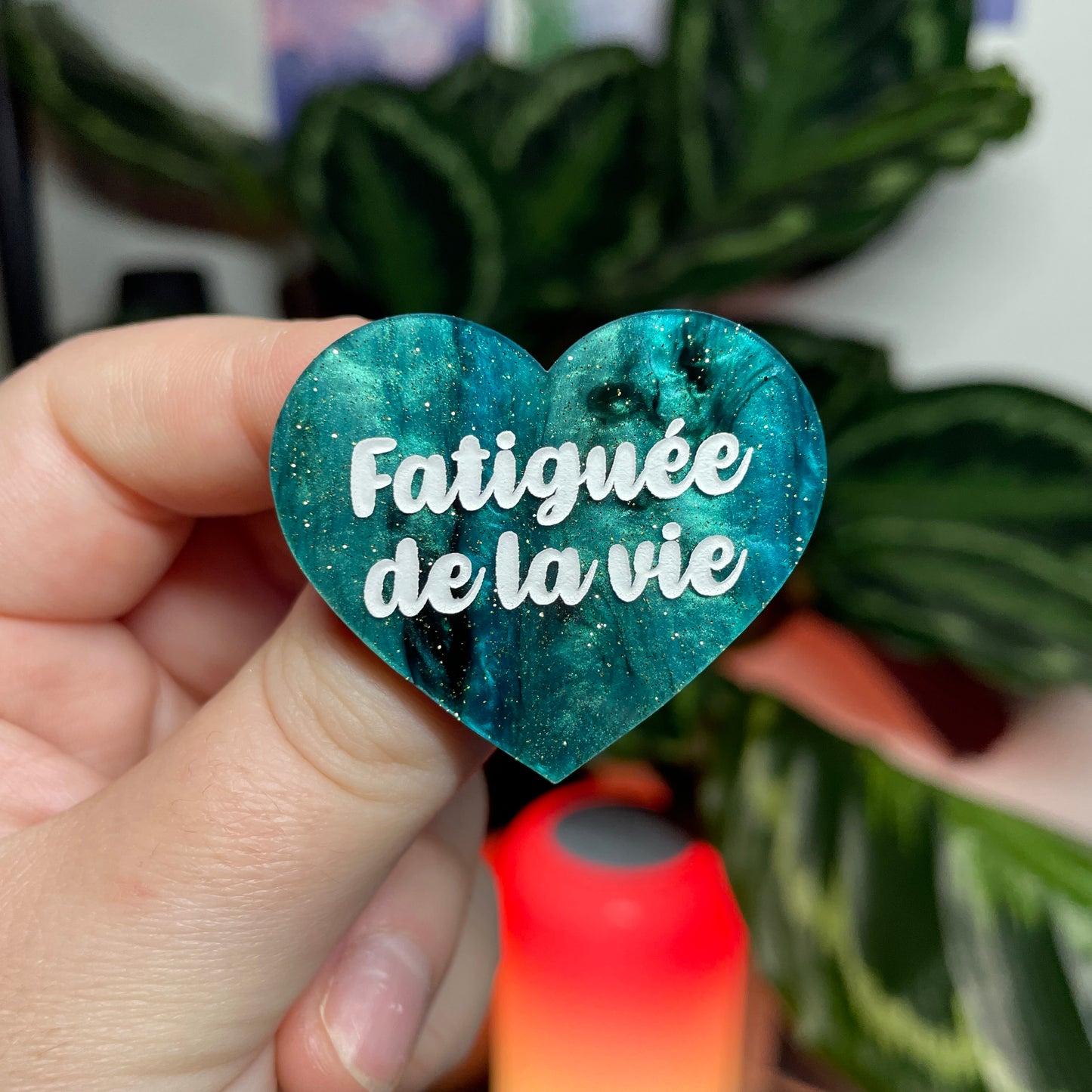 [CONTRÔLE TECHNIQUE] Broche "Fatiguée de la vie" en acrylique marbrée verte et noire à paillettes