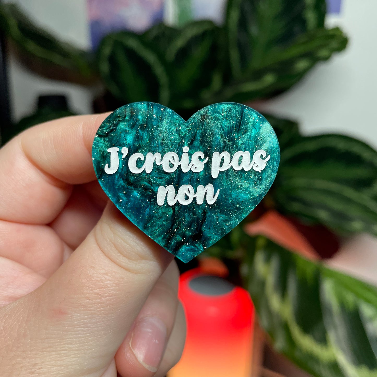 [CONTRÔLE TECHNIQUE] Broche "J'crois pas non" en acrylique marbrée verte et noire à paillettes