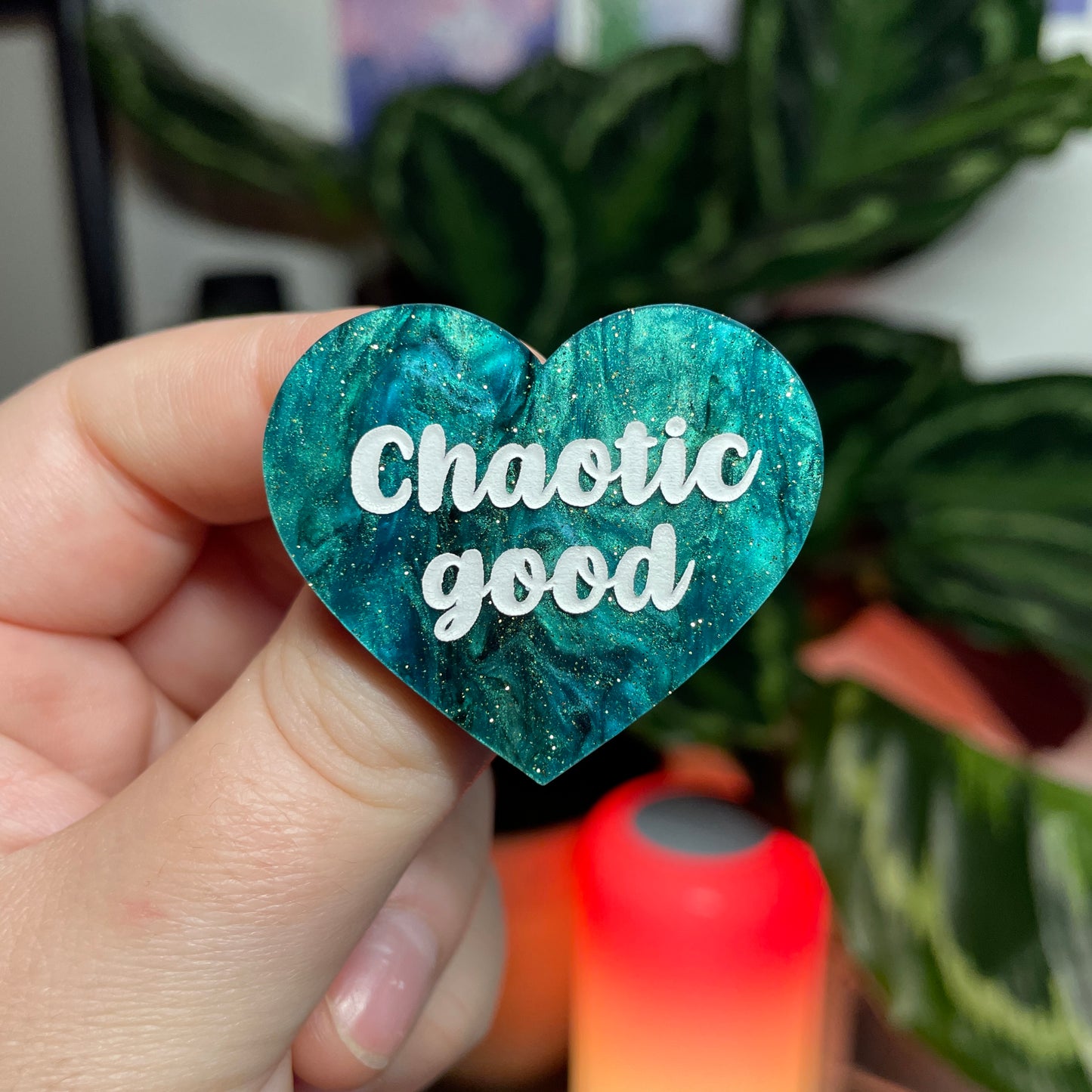 [CONTRÔLE TECHNIQUE] Broche "Chaotic good" en acrylique marbrée verte et noire à paillettes